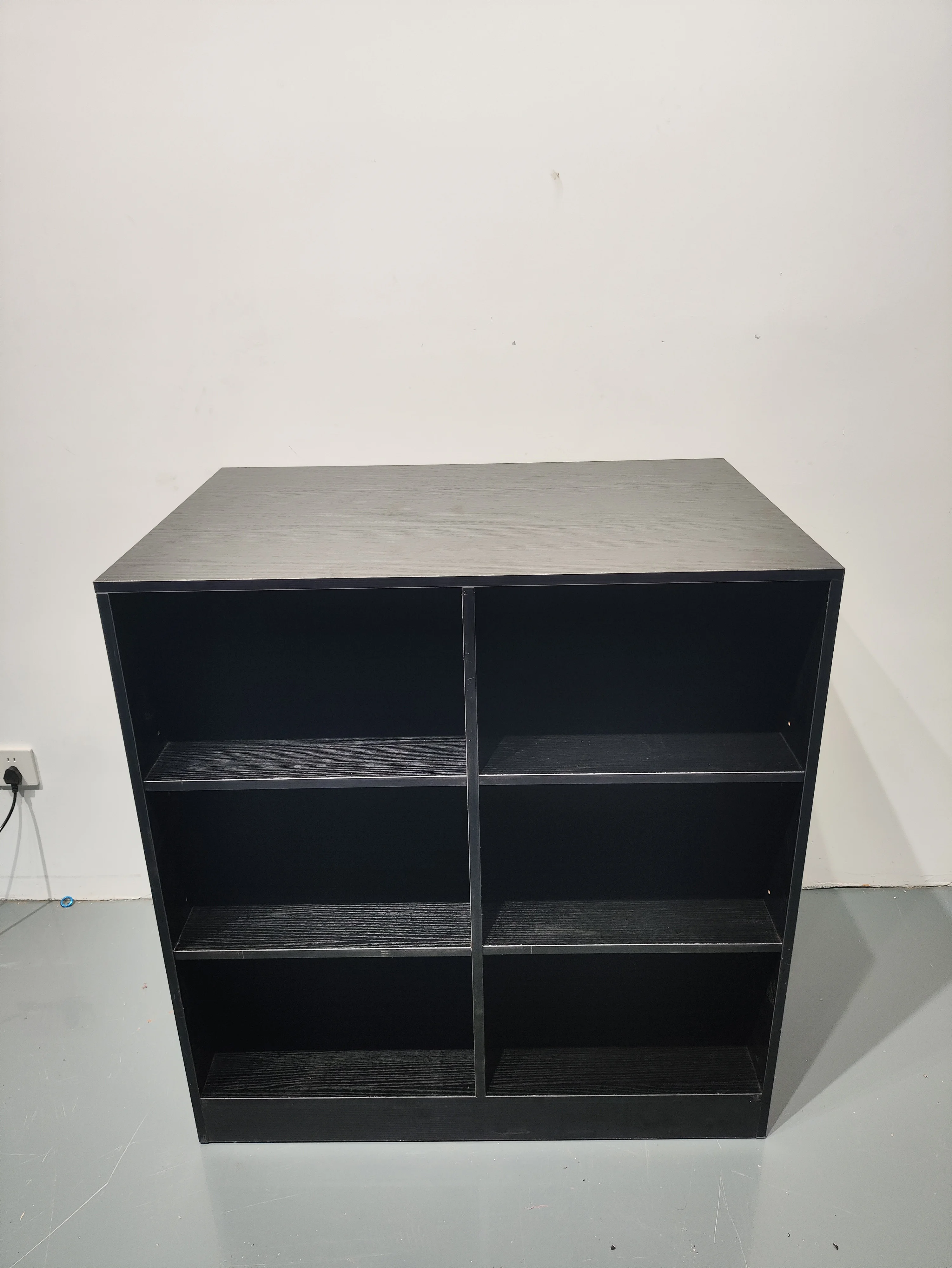 Meja Kasir Custom dengan 4 Rak Melamin Hitam Bingkai Kasir Rak Display Toko Retail