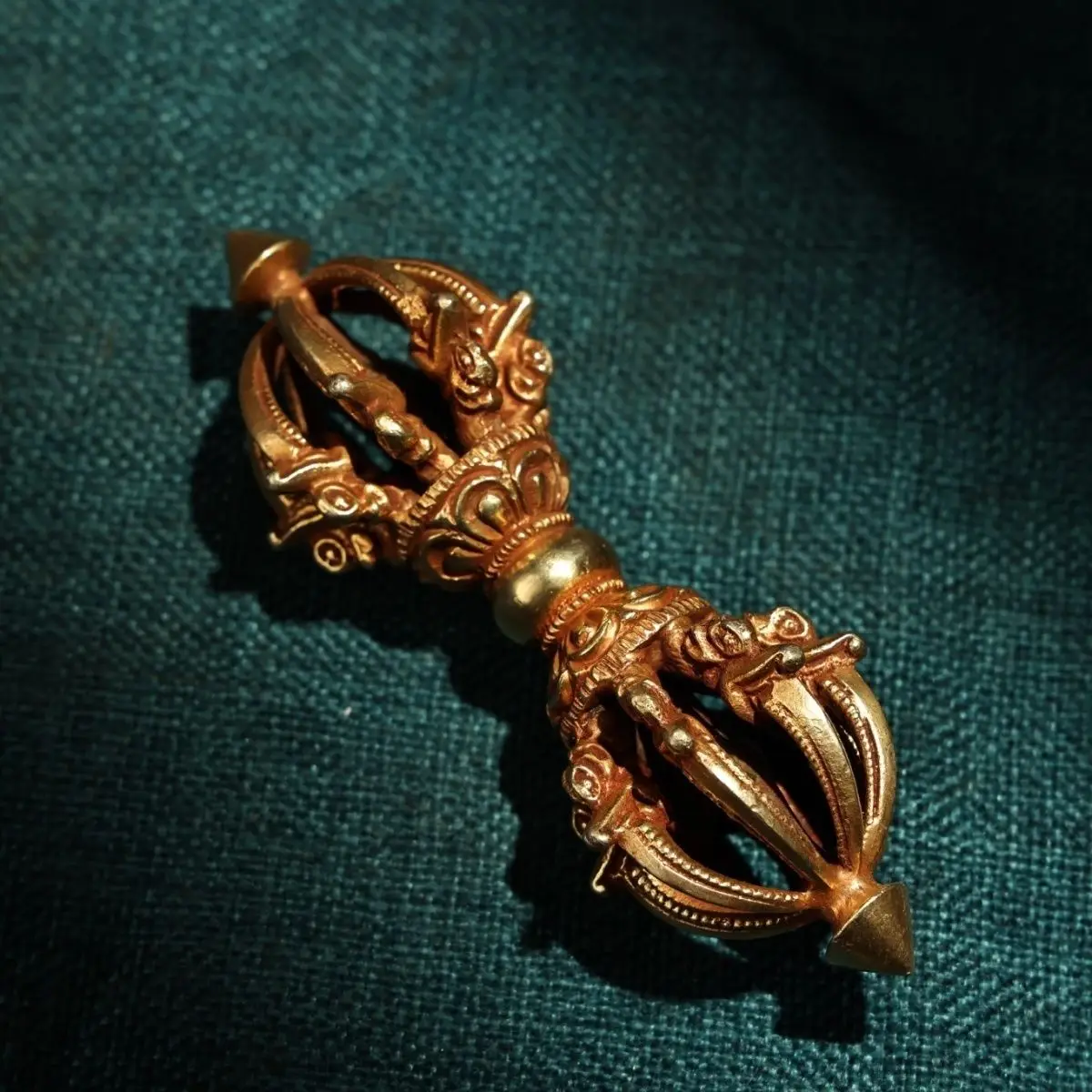 Long-term Tibetan legend of gilt, Tibetan silver, nine shares of Dorje's demonic weight 165 grams long. 5 cm wide 3.5 cm