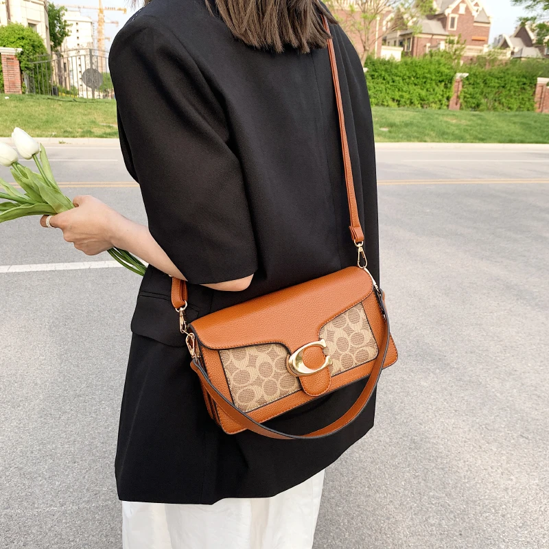 

Женская практичная кожаная сумка-мессенджер с регулируемым ремешком и несколькими отделениями, организованная для ношения первой необходимости