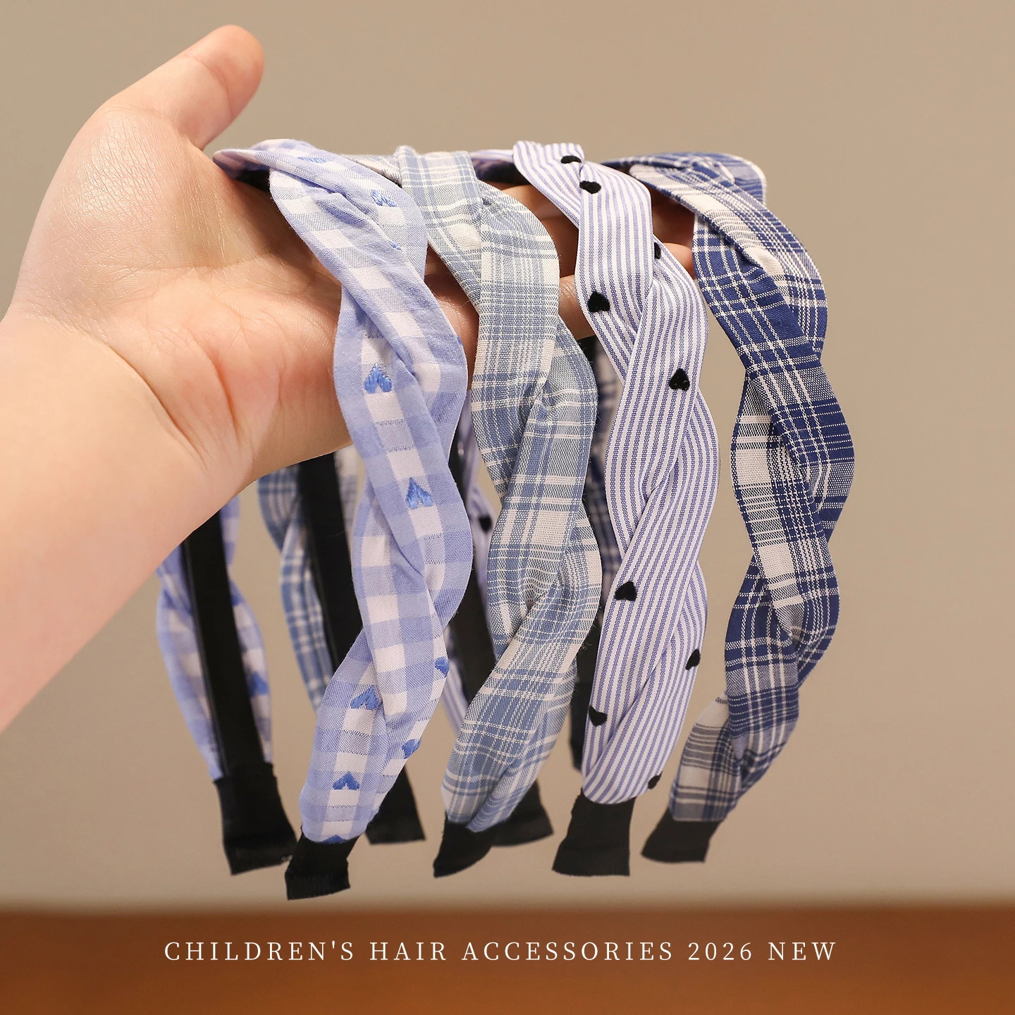 Neuer Preppy Karierter Gedrehter Haarreif für Mädchen Blau Gestreift mit Herz-Stickerei Weicher Rutschfester Haarschmuck für Kinder Zurück zur Schule