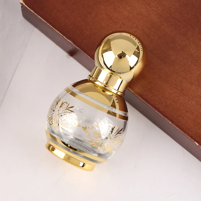 Bottiglia roll-on in oro da 15 ml Mini contenitore per olio essenziale in vetro Bottiglia di profumo portatile Bottiglia roll-on vuota in oro Modello casuale