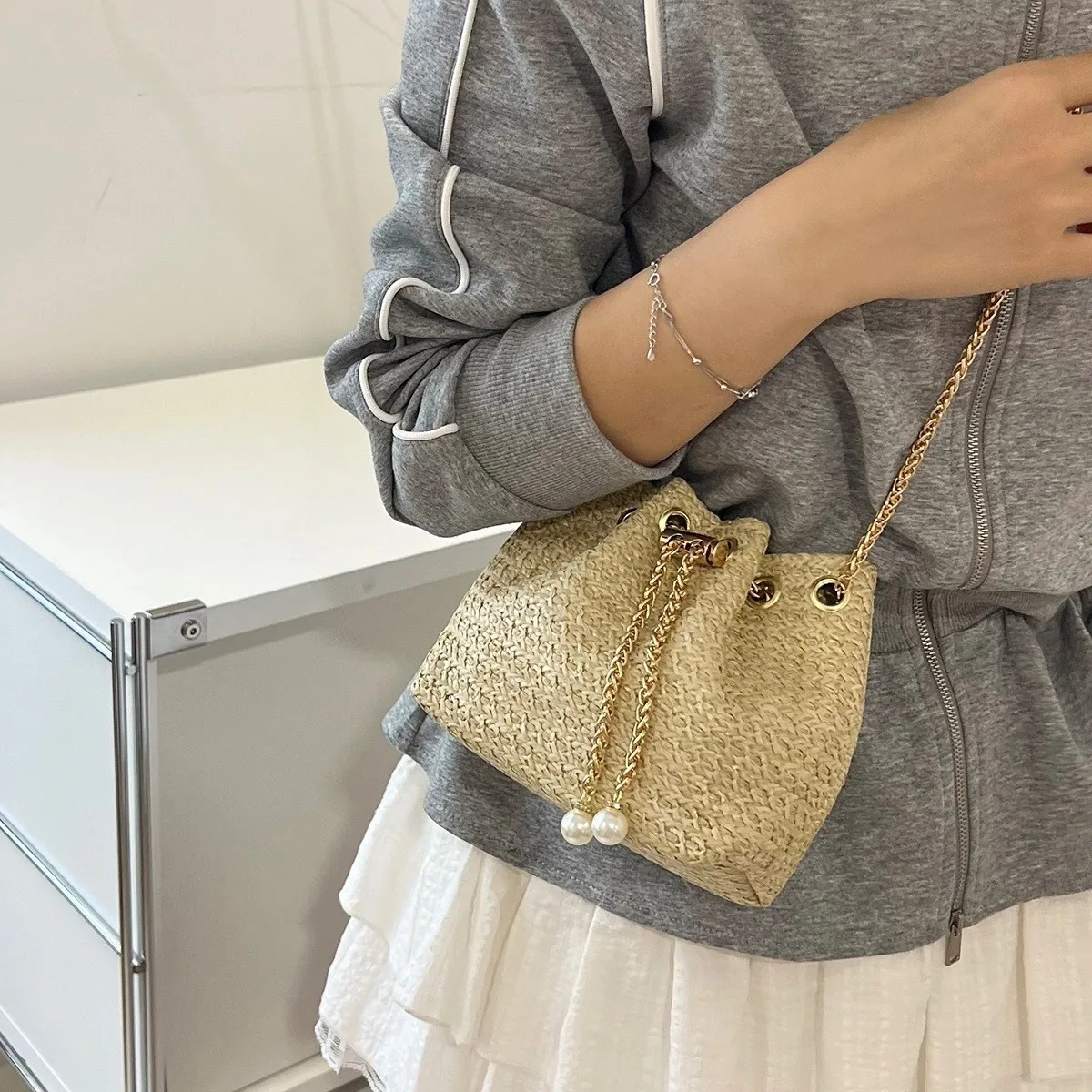 

Women's Fashionable Woven Bucket Bag - 'Fu' Character Design, Versatile Handheld & Single-Shoulder Style