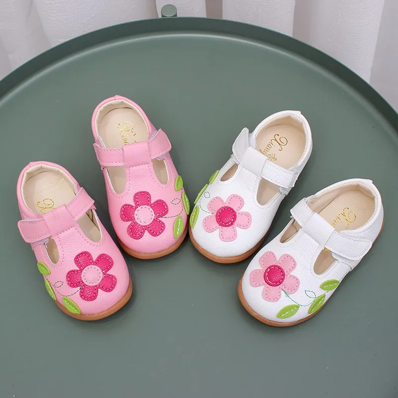 Sandali per ragazze fiori dolci morbidi scarpe da spiaggia per bambini 2024 sandali floreali estivi per bambini principessa moda carina di alta