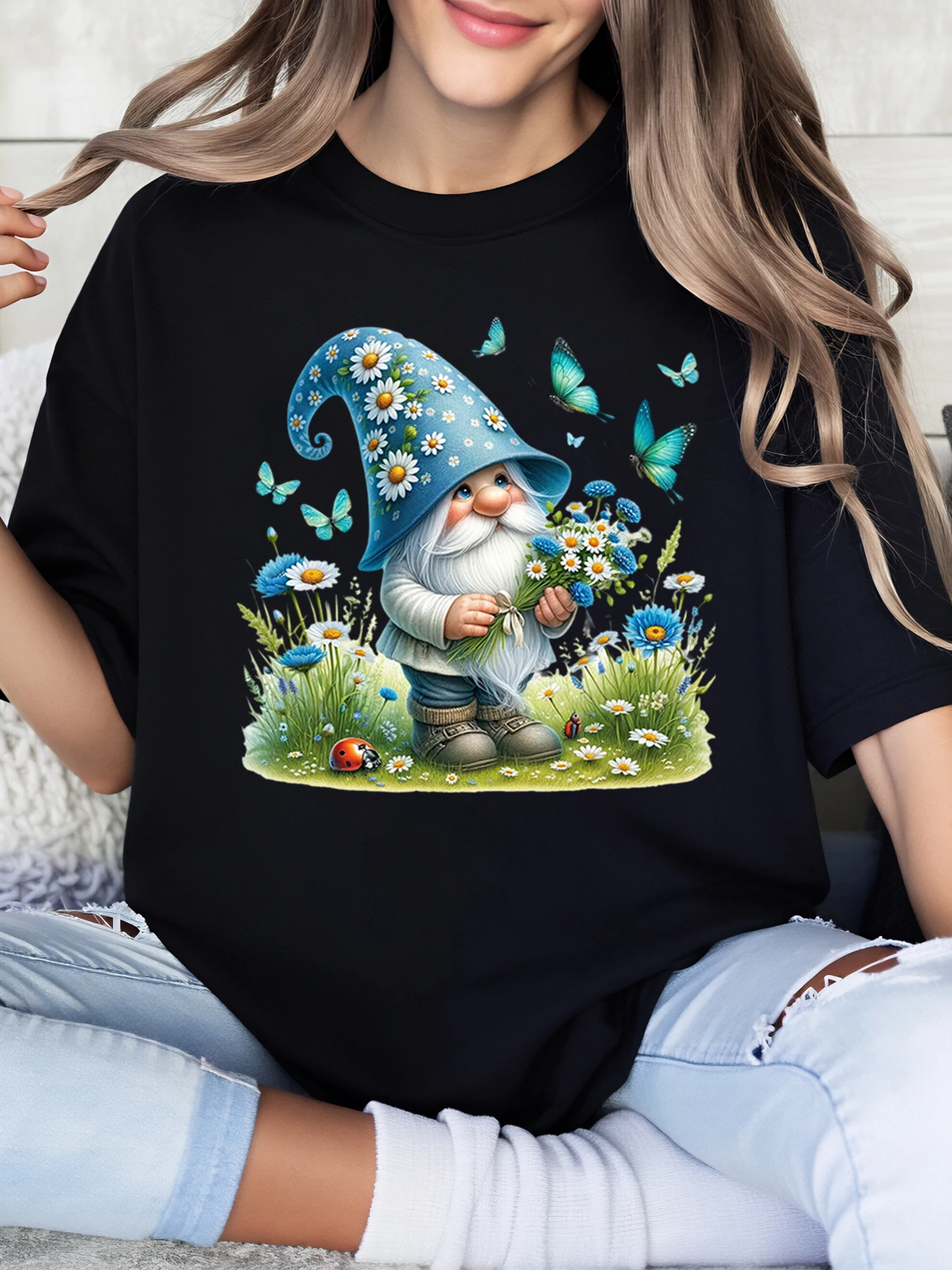 حديقة جنوم مع الزهور والفراشات طباعة الربيع تي شيرت المرأة عارضة الزي في الهواء الطلق ارتداء أسود زائد الحجم