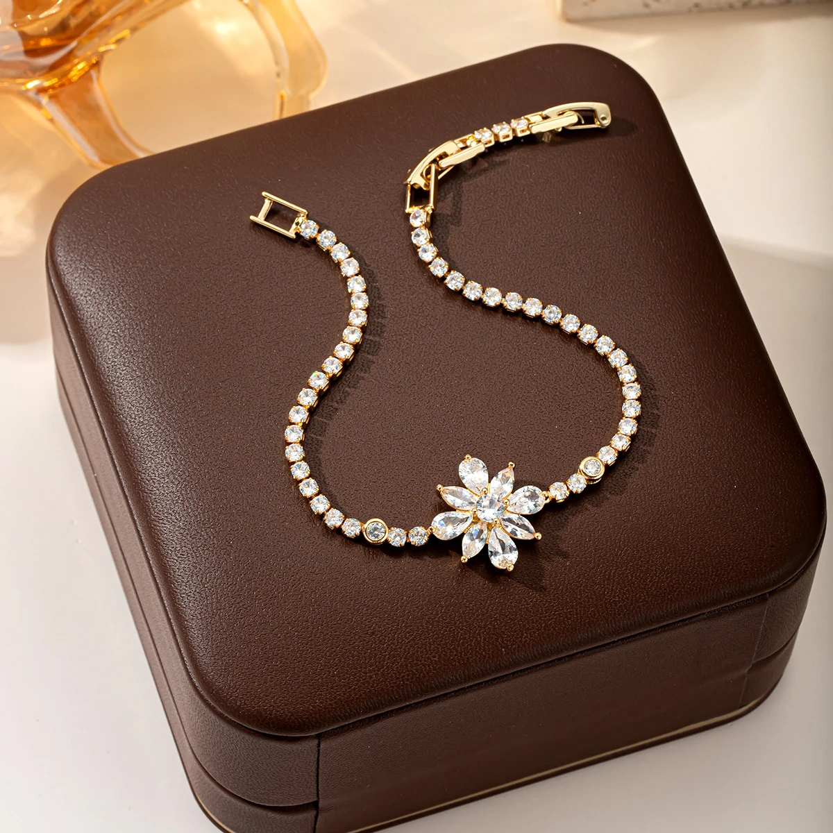 Elegant Flower-Shaped Cubic Zirconia Ladies' Bracelet – Stylish Wedding Engagement Party Gift