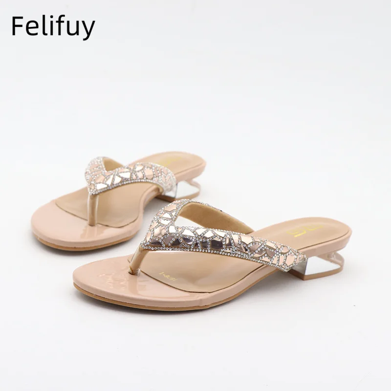 

Пляжные сандалии, женские летние 2021, праздничные шлепанцы-стринги на среднем каблуке, повседневные шлепанцы, модное праздничное платье, женские шлепанцы на каблуке с жемчугом
