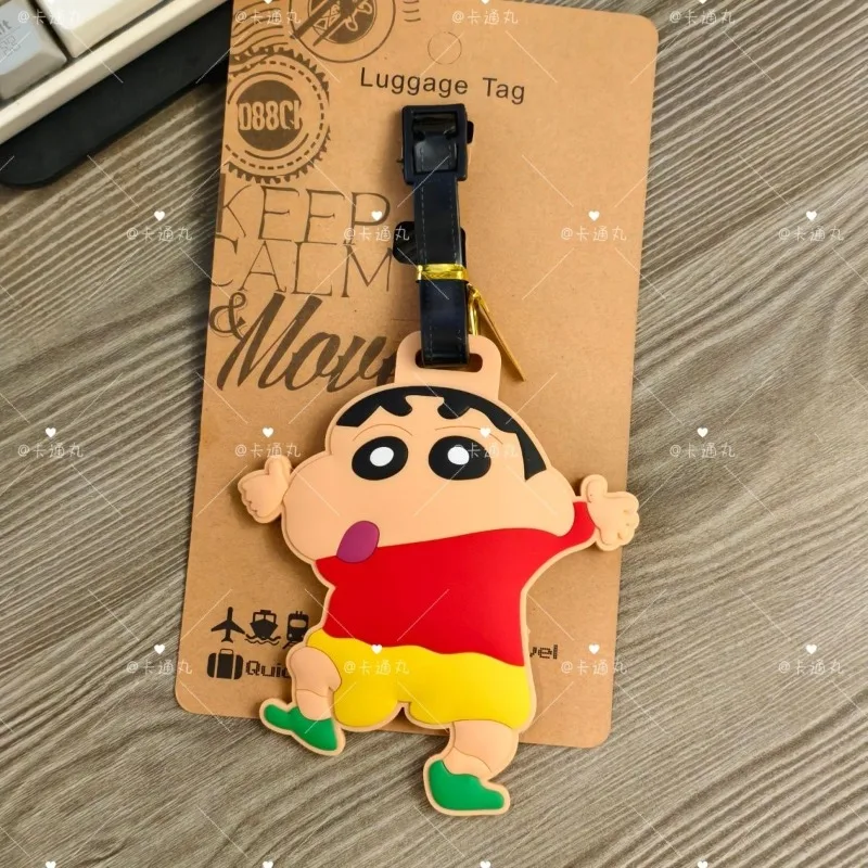 Etiqueta de bagagem com personagem do anime Crayon Shin-chan, acessório de moda fofo para viagem, decoração portátil para pendurar, presente.