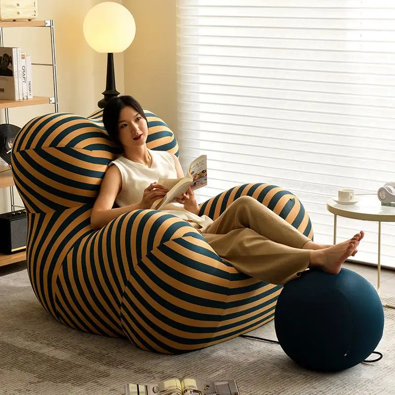 

Удобное кресло с мягкими подушками для декора гостиной — современный стул с мягким акцентом в стильном дизайне для чтения