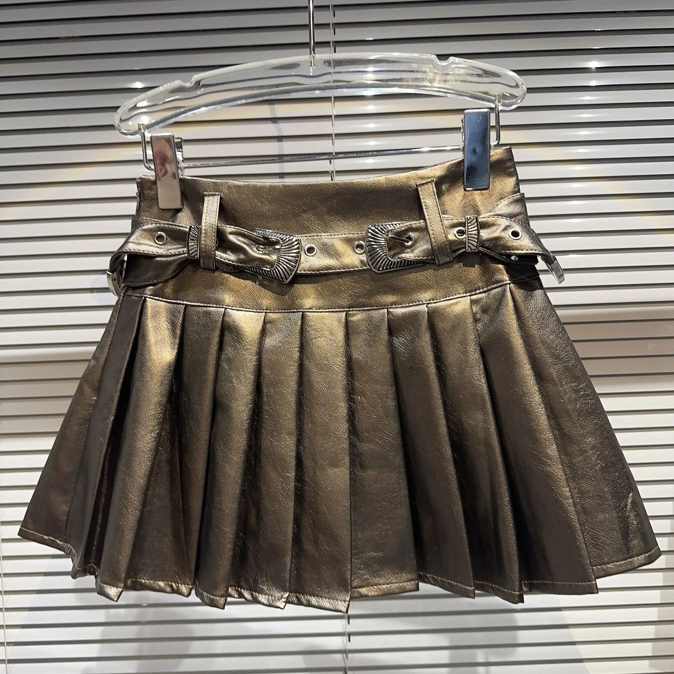 Gonna a trapezio a pieghe lucida in pelle PU intagliata retrò per ragazze alla moda Autunno Nuovo arrivo gonna ortod colore puro a vita media