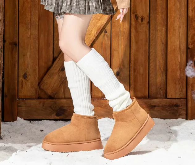 Bottes de neige en daim à semelle épaisse pour femme, design 2026, chaudes et doublées en peluche, classiques, unies, antidérapantes, en coton, pour l'hiver