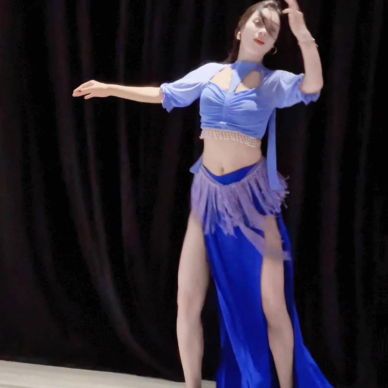 2025 جديد ملابس الرقص الشرقي المرأة قصيرة الأكمام شرابة أعلى مثير سبليت تنورة طويلة 2 قطعة ملابس ممارسة الرقص الشرقي الشرقي