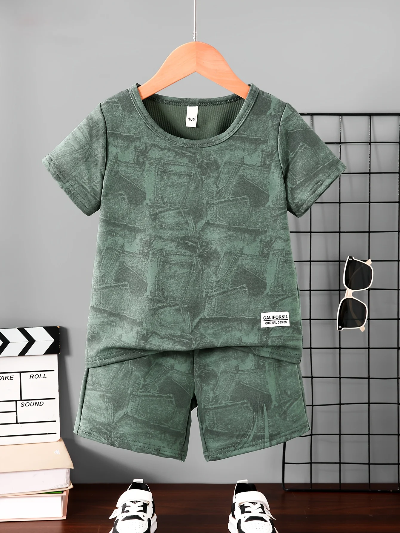 Jungen-Shorts-Set mit grünem, komplett bedrucktem Rundhals-T-Shirt und elastischen Shorts in der gleichen Farbe. Leicht, bequem