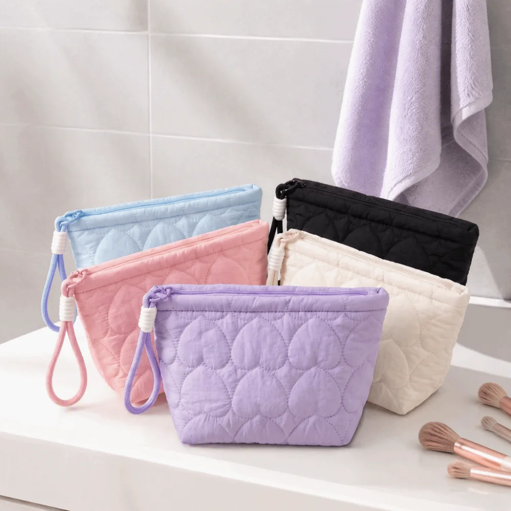 Large Capacity Cosmetic Bag Soft Inner Lining Heart Quilted Lipstick Organizer Pouch with Lanyard Portable Makeup Storage Bag