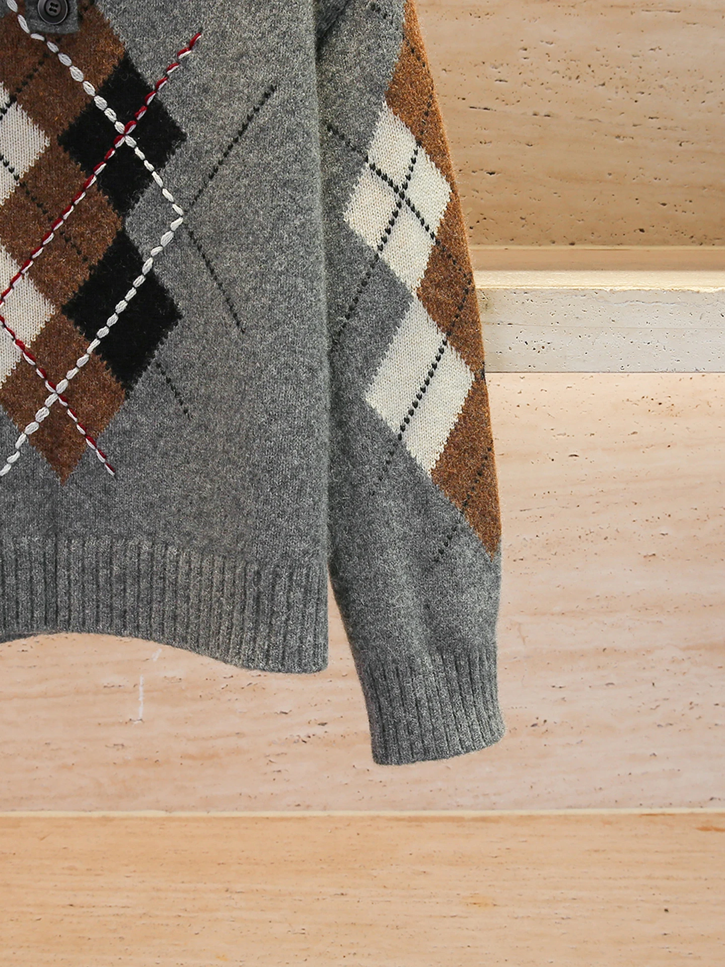 Lässiger, lockerer Strickpullover mit Kragen und Rautenmuster. Premium Faion Herbst-Winter-Top für Damen von Nu