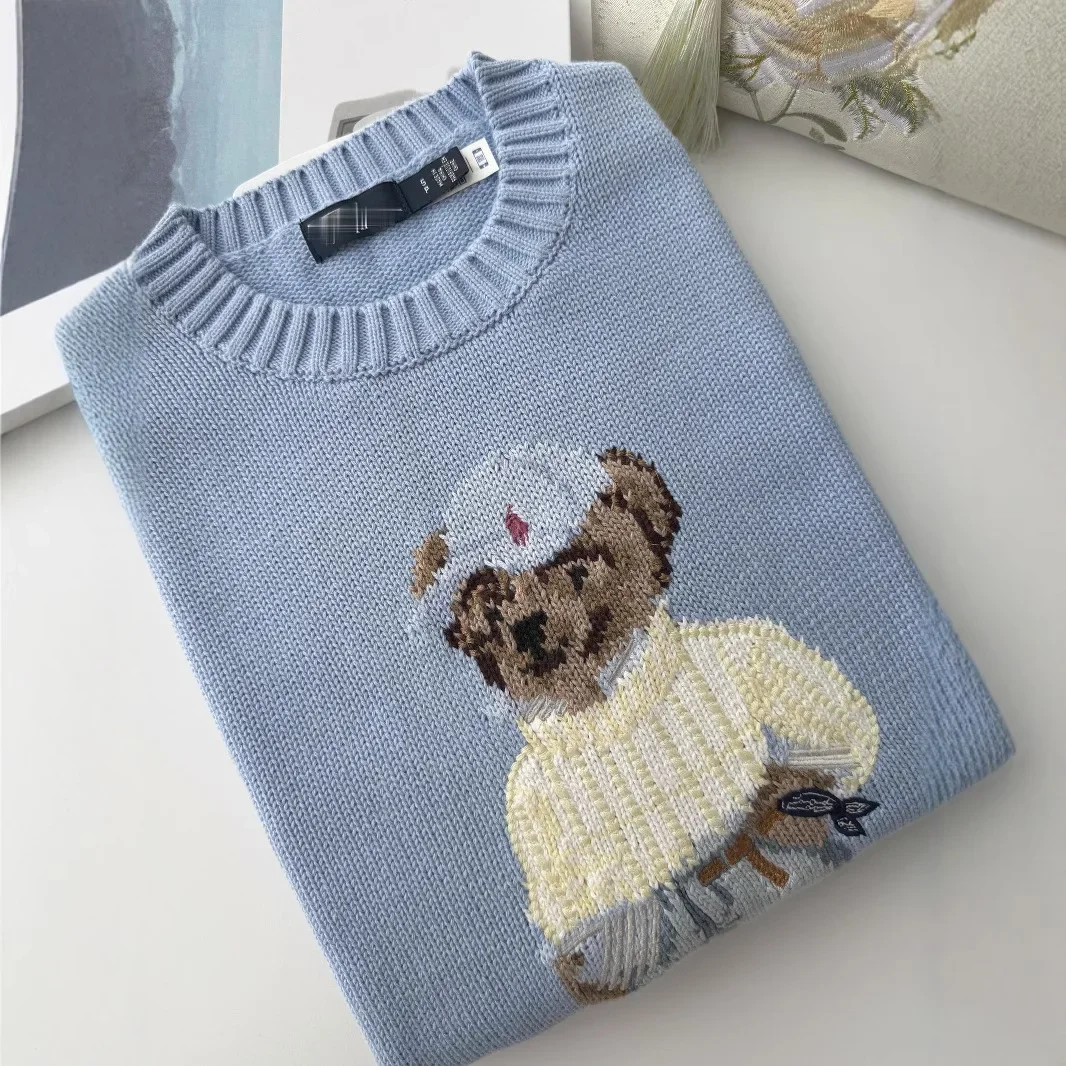 ​ ​ Suéter de malha de algodão macio 2025, top feminino com gola redonda bordado de urso, pulôver casual aconchegante, roupa confortável de outono e inverno ​ ​
