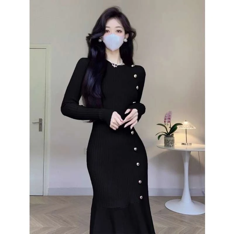 

Black Side-Buttoned Knitted Fishtail Dress With Long Sleeves, Body-Hugging, Slimming And Elegant Spring Autumn