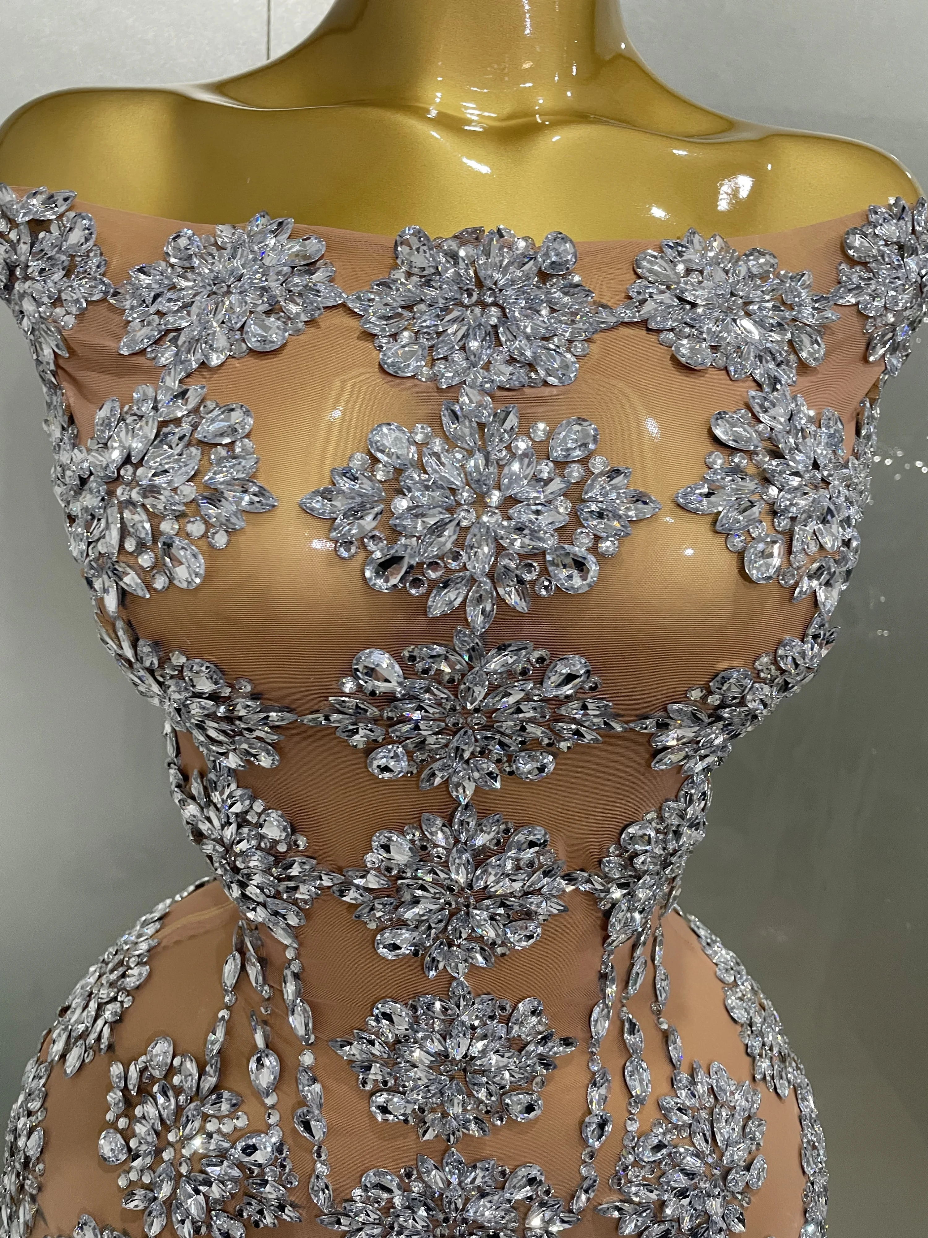 Luxury Sparkly Rhinestone ตาข่ายมินิชุด 2025 ผู้หญิงเซ็กซี่ไนท์คลับปาร์ตี้เต้นรําเครื่องแต่งกายนักร้องนักเต้นแสดงเวทีสวมใส่