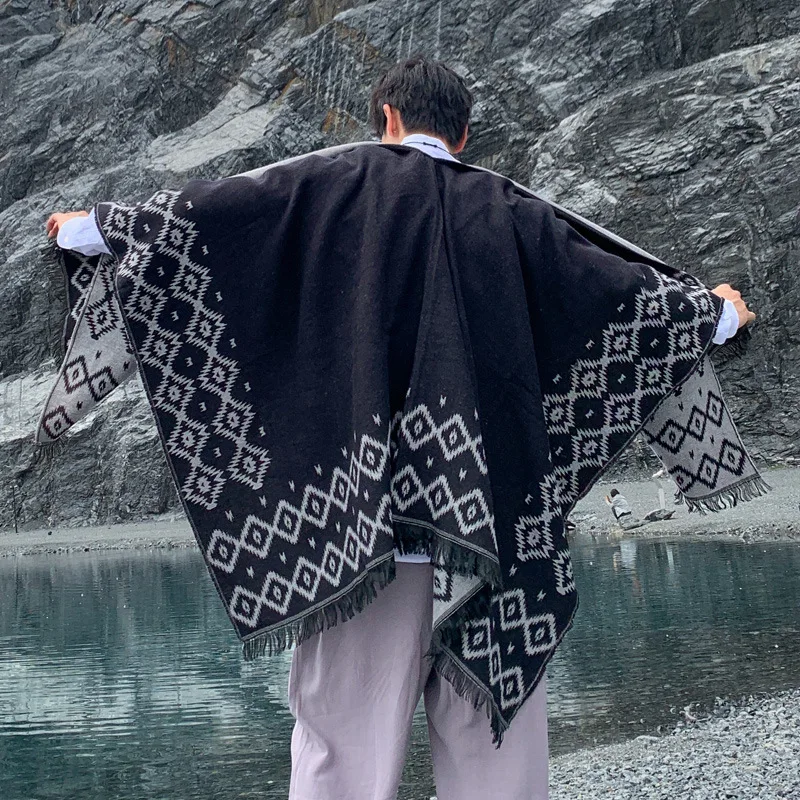 شال رجالي سميك لعام 2025 ملابس سفر دافئة على الطراز التبتي معطف صحراوي شمال غربي ملابس خارجية لف الكتف والرياح العرقية