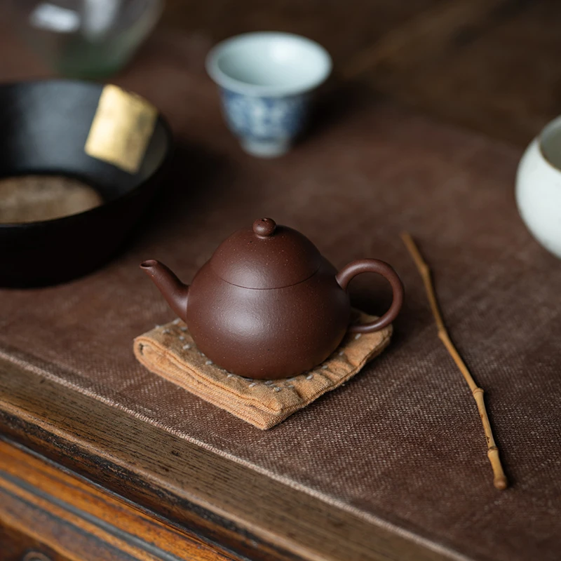 

Literati pot, imitating ancient Mengchen pear-shaped pot, handmade, kung fu teapot, about 110CC poetry bottom, bottom groove
