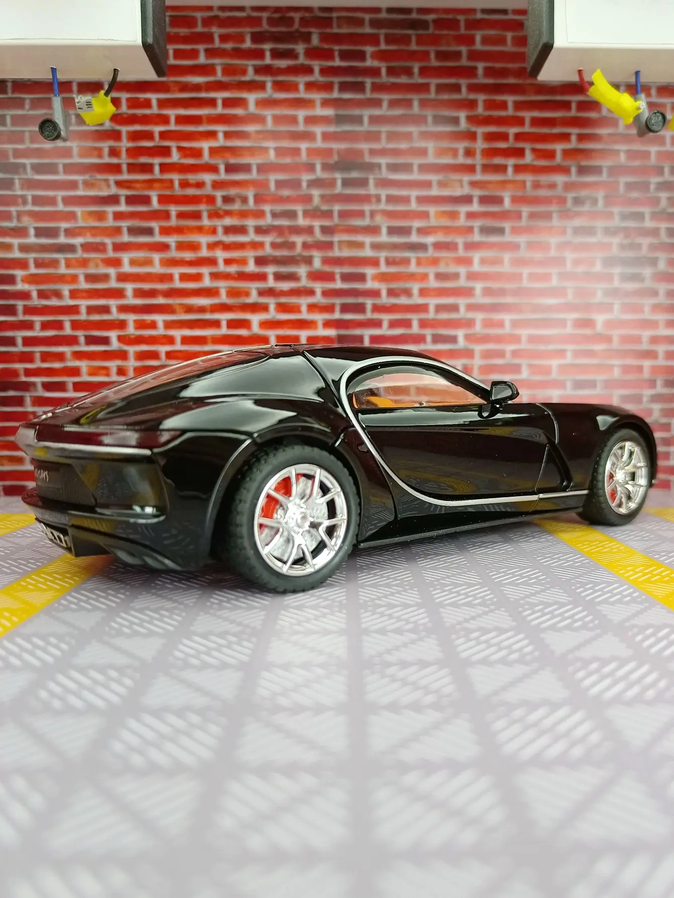 Modèle de voiture de luxe Bugatti Atlantic en alliage à l'échelle 1:24, avec fonctions sonores et lumineuses simulées, riches en détails, finement conçu.