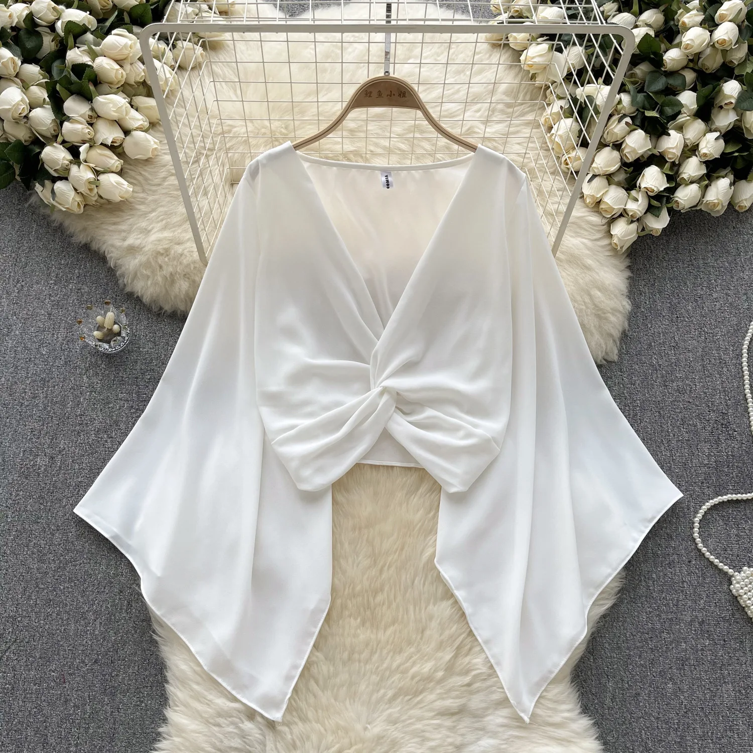 2025 outono nova moda com decote em v torcido camisa de manga comprida feminina simples cor sólida feminino chifre manga comprida curto chiffon topo