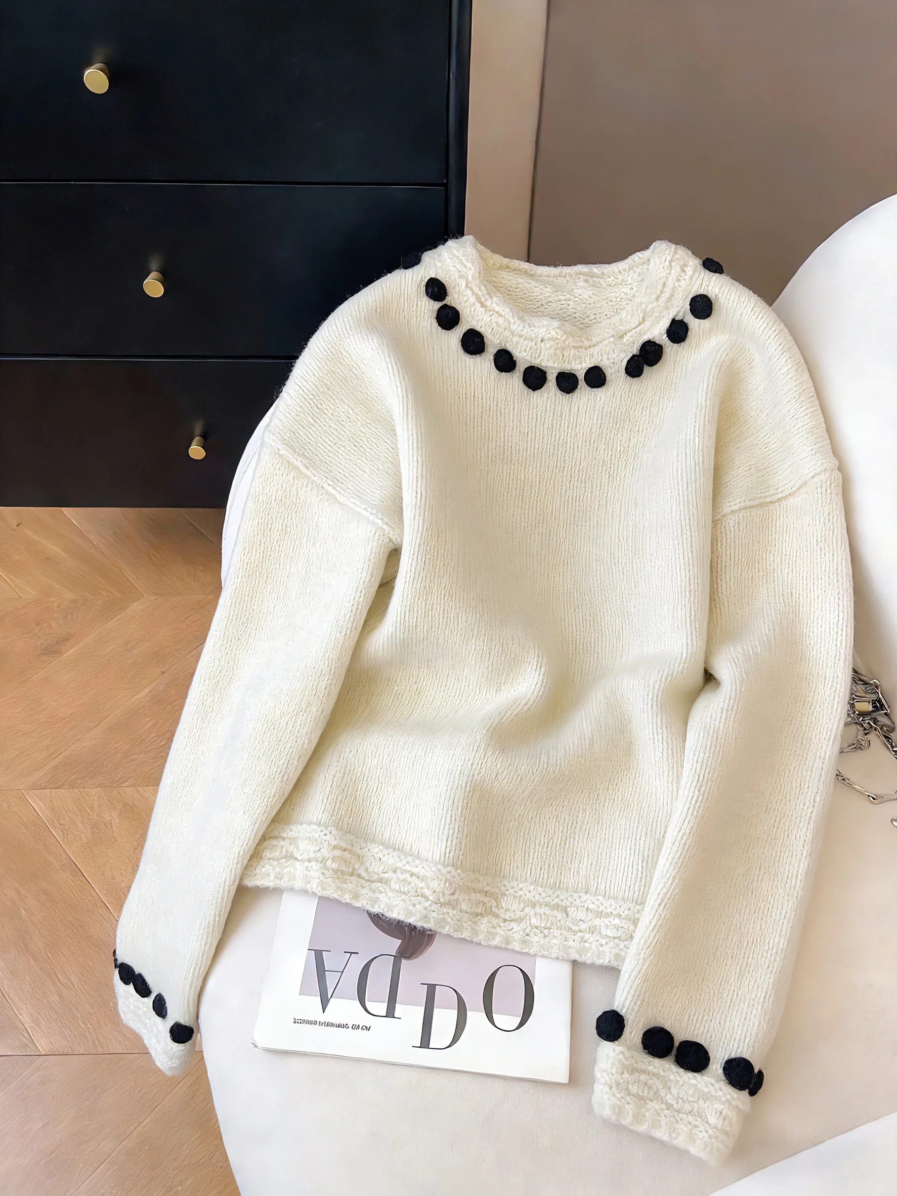 

Мягкий вязаный свитер с длинными рукавами для женщин, весна-осень, в корейском стиле, нежный ретро-дизайн, с пушистыми помпонами, повседневный, из полиэфирного волокна, с круглым вырезом