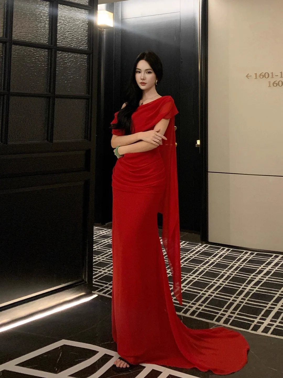 

Красное вечернее платье с одним рукавом и шлейфом для невесты, свадебного приема, выступления, в китайском стиле