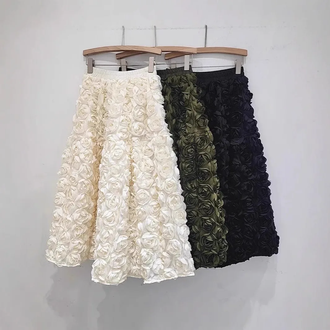 Saia de meio corpo com cintura elástica de flor estéreo elegante de cor sólida. Senhoras primavera e verão novas saias casuais rosa de comprimento médio