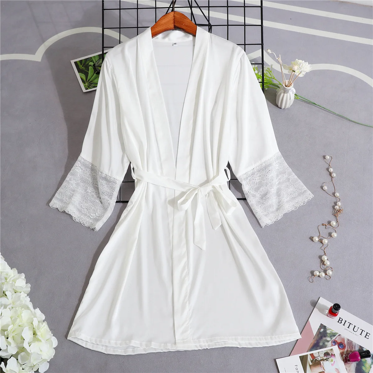 Women Silk Satin Short Night Robe Solid Kimono Robe Sexy Lace Trim Bathrobe Peignoir Bride Bridesmaid Robe Fashion Dressing Gown