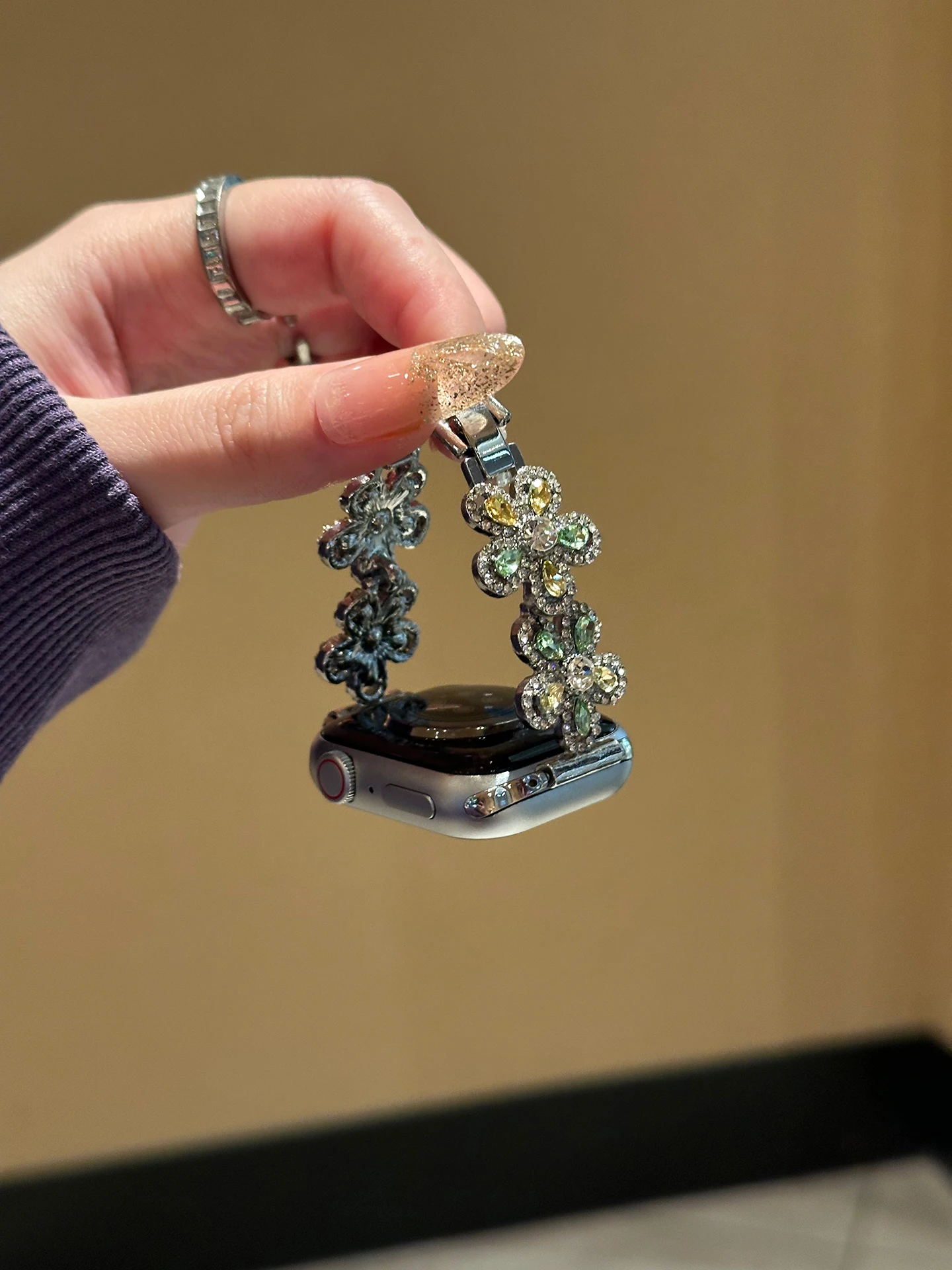 

Premium Floral Diamond-studded Metal Watch StrapFashionable watch strap compatible with iWatch 38mm, 40mm, 41mm, 42mm, 44mm, 45m