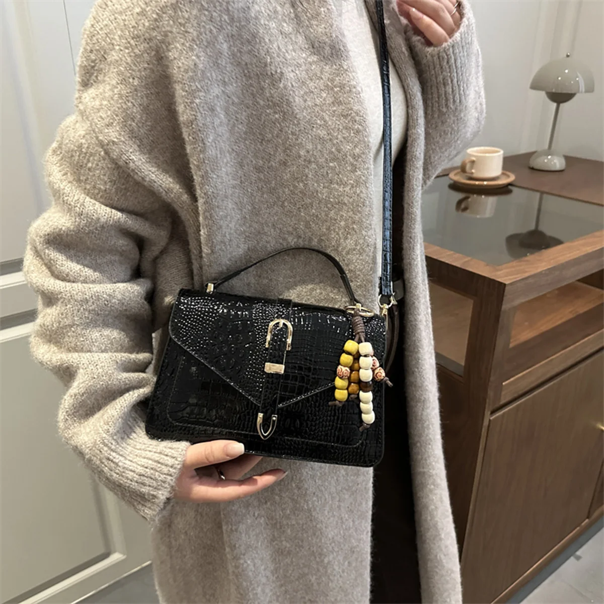 

Модная роскошная сумка-кроссбоди из искусственной кожи с бусинами, однотонная, глянцевая, с магнитным регулируемым ремешком для повседневного использования