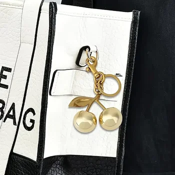 金色櫻桃鑰匙扣掛飾 - 閃亮樹脂和金屬材質,優雅的女士禮物,錢包或手提包裝飾 6 最佳銷售 金色鑰匙扣 - №3