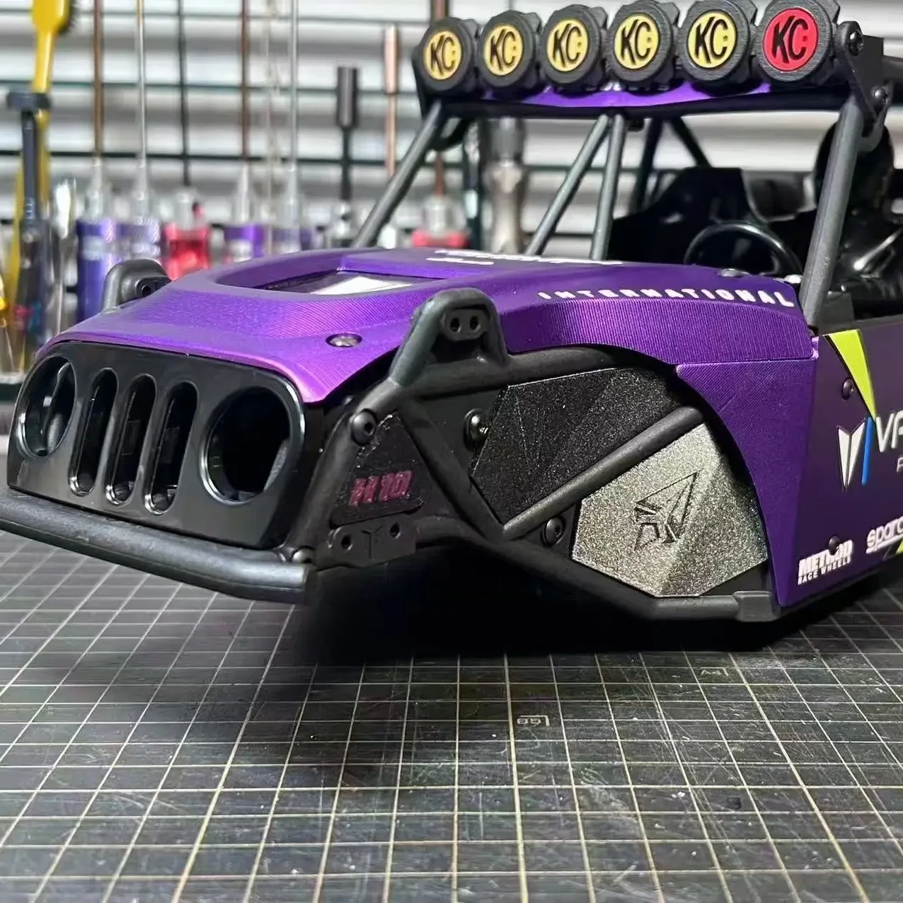 For Vanquish H10 OPTIC FRONT FENDER, INSTALLATION INTO THE CAGE IN AN IN-BUILT MANNER image 3
