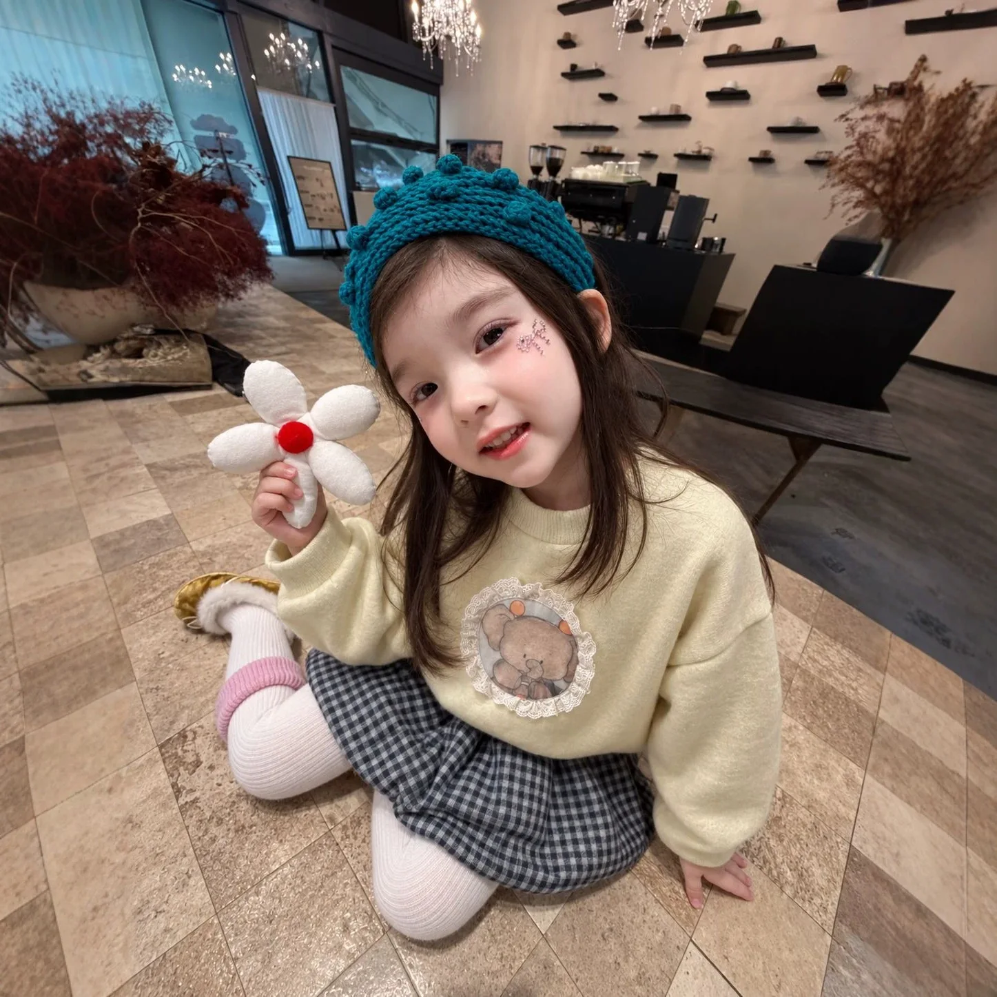 Korean Girls' Velvet Hoodie with A Stylish Autumn and Winter Coat 2026 New Children's Sweet Cartoon Pullover Top