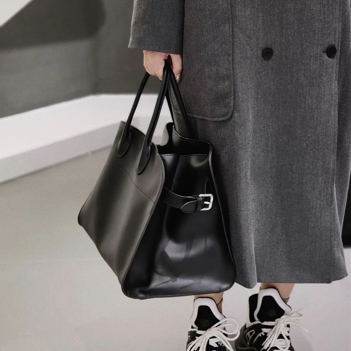 

2026 New Fashion Personality Large Capacity Tote Bag Leather Versatile Commuter Shoulder Handheld Women's Bag Large Capacity