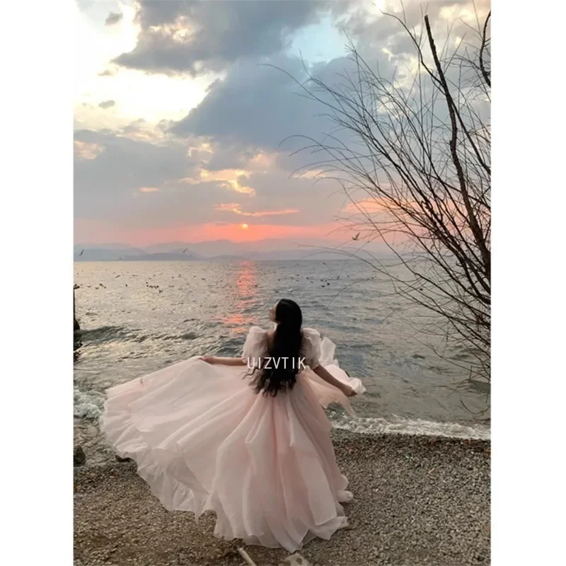 ピンクのウェディングドレスショートパフスリーブフリル写真撮影ドレスカスタマイズされたプリンセスフォーマル女性プロムイブニングパーティードレス