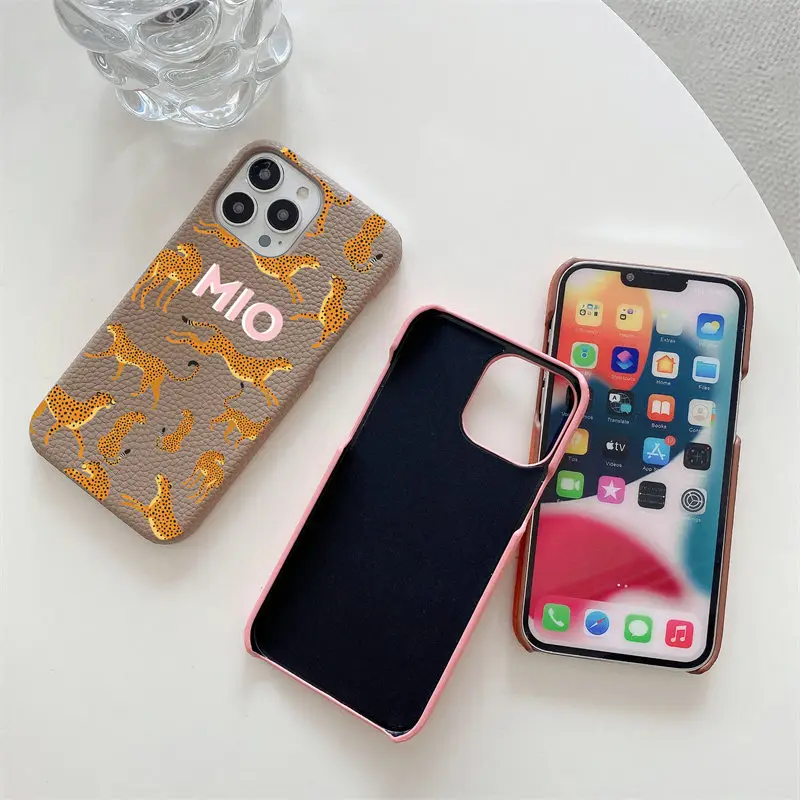 Custodia leopardata in pelle con grana di ghiaia con lettera iniziale personalizzata per iphone 11 12 14 13 15 16Pro Max XS XR 14Plus Cover rigida