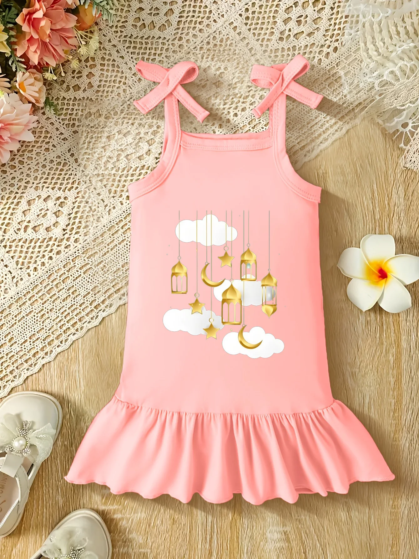 

Оборки и золотой принт: розовая майка — стильная атмосфера Рамадана для ребенка