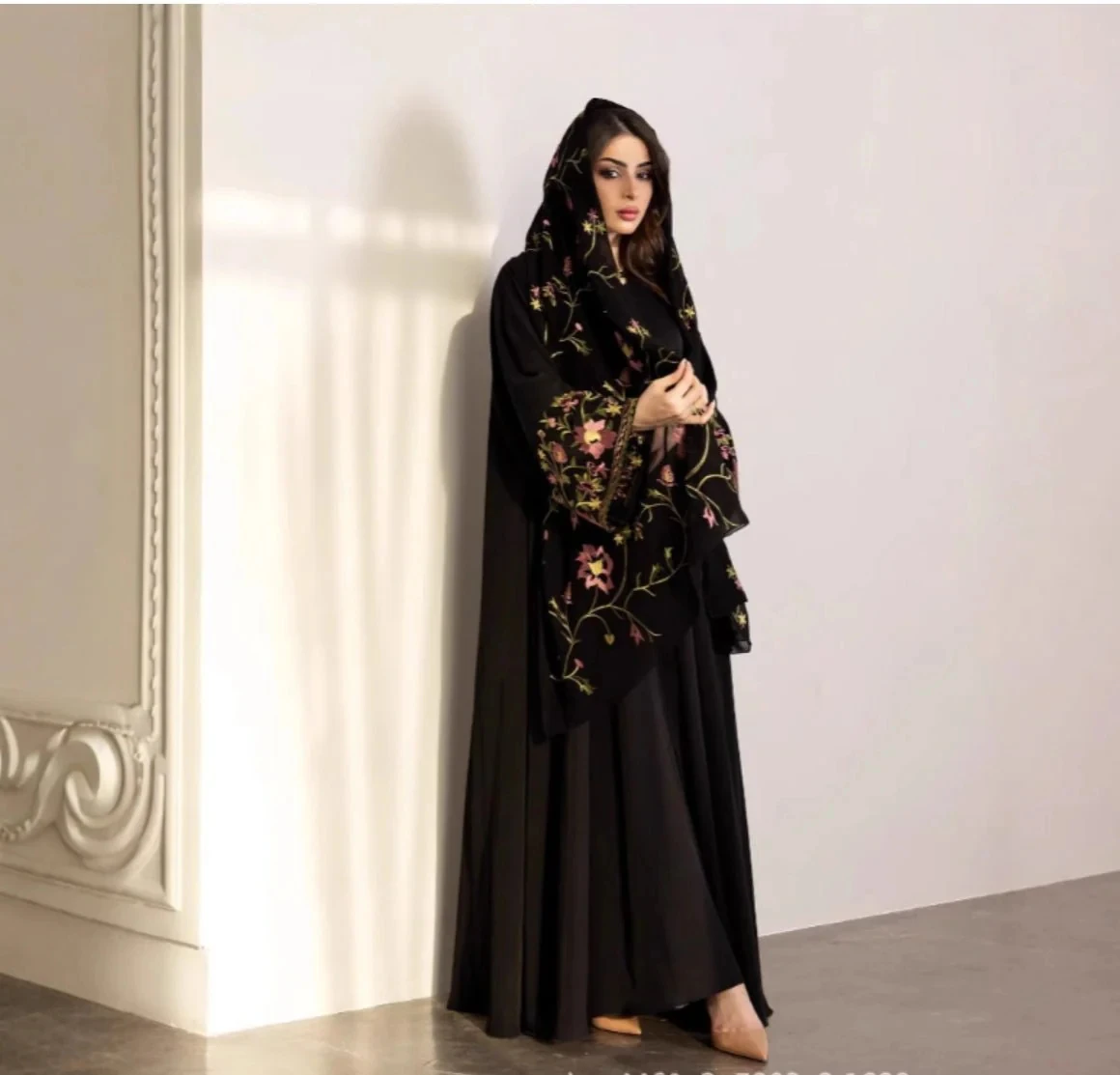 Gaun Sederhana Gaya Baru 2025 Pakaian Islami Mewah Abaya Terbuka Depan Lengan Bersulam Bunga Abaya Hitam Terbuka dengan Selendang