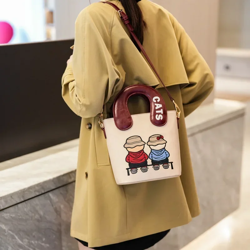 

2025 Новая женская сумка-ведро с мультяшным медведем — контрастного цвета, универсальная, портативная, через плечо/через плечо для поездок на работу