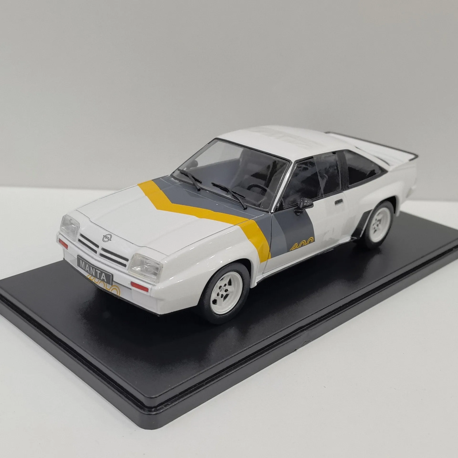 

Diecast WHITEBOX 1/24 Slcae OPEL MANTA B 400 Opel Alloy Car Model Collectible Toy Gift Souvenir Display Ornament