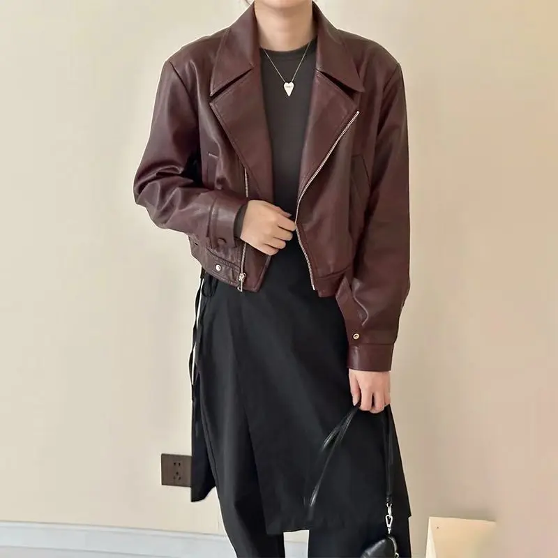 

Плюшевые куртки женские зимние с нечеткими манжетами короткие моющиеся для отпуска матовая асимметрия бордовый университетский кампус принты матовый