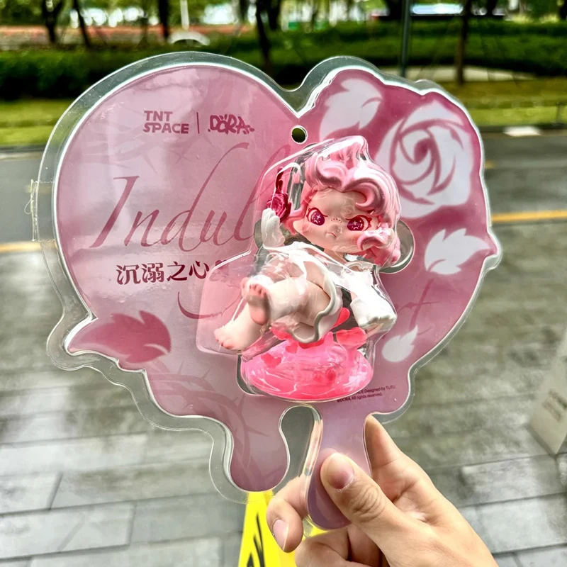 

Dora Addicted heart hanging card big cousin put up a cute girl doll hand to give friends a surprise toy gift gift