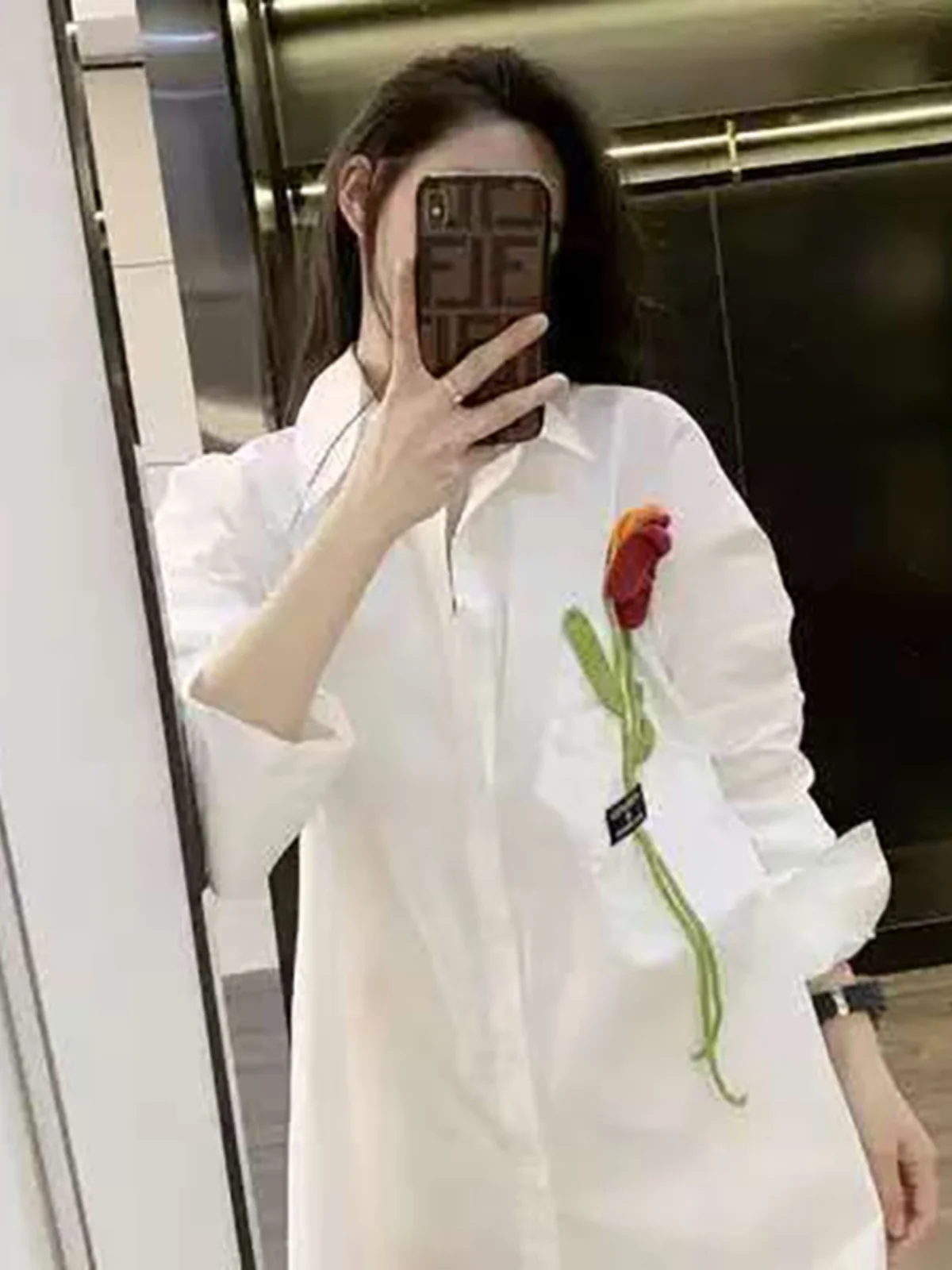 Elegancka koreańska długa biała bluzka damska z haftem róż, luźny krój, wiosenno-jesienna, modny design, casualowa, do pracy.