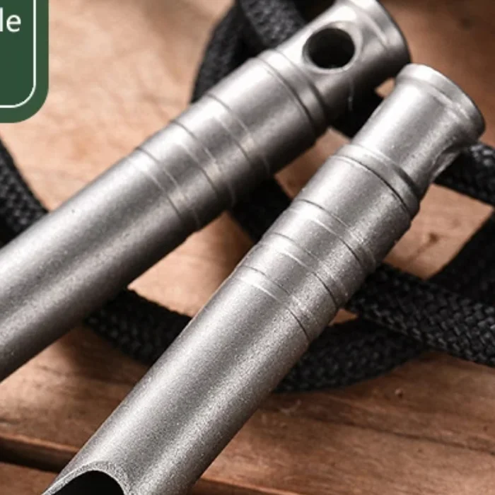 Fischietto di emergenza in titanio con cordino Fischietto di sopravvivenza di sicurezza Fischietto da campeggio ultraleggero Escursionismo all'aperto Emergenza