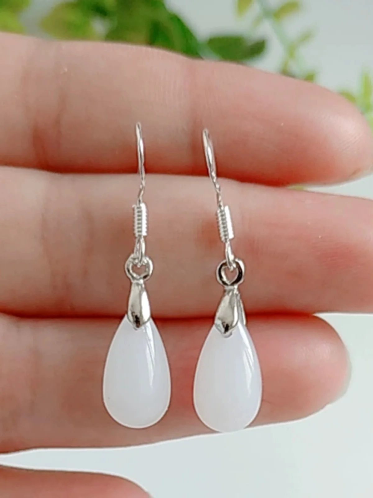 orecchini-a-goccia-bianchi-antiallergici-gioielli-femminili-alla-moda-design-unico-estivo-coppia-elegante-e-raffinata