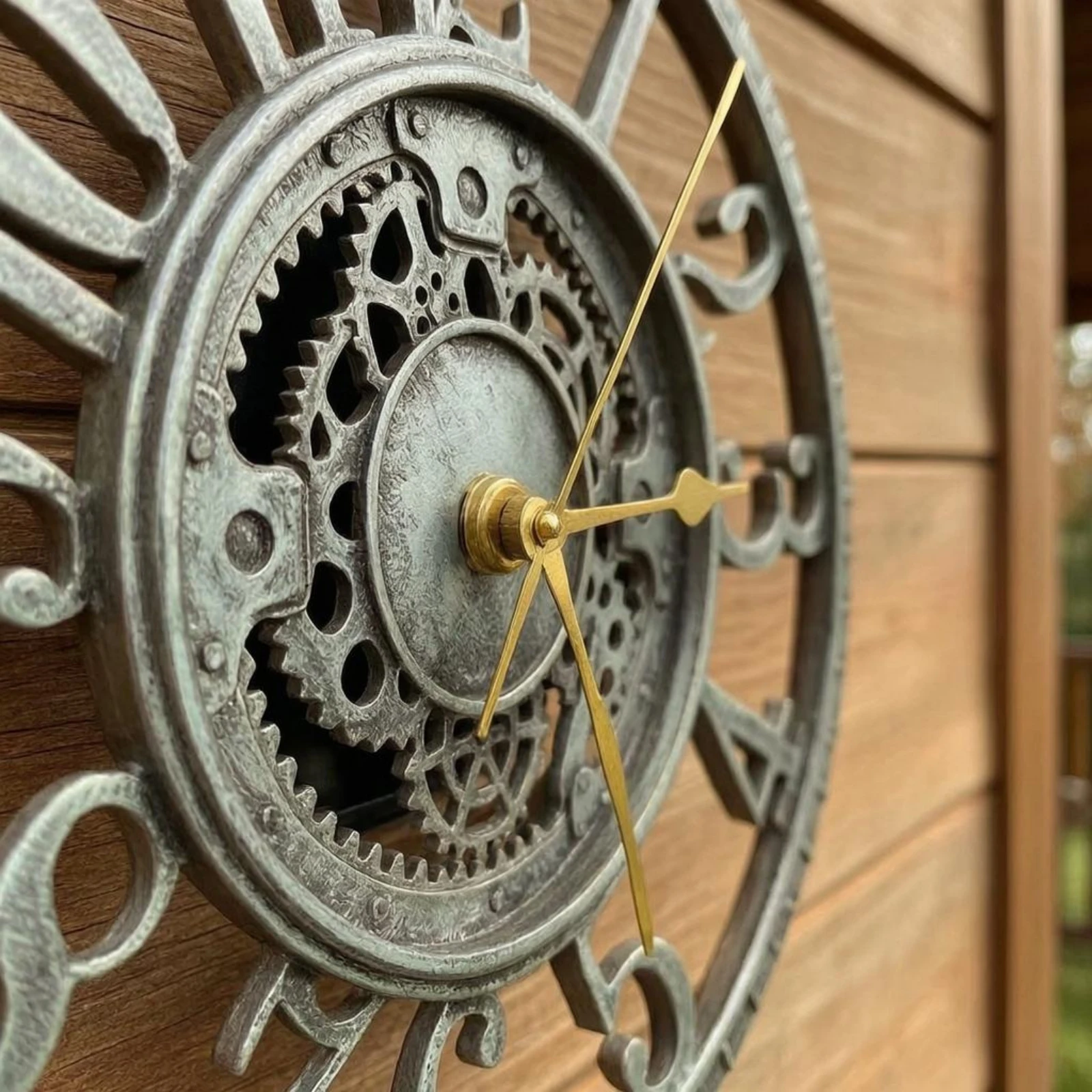 Vintage Metal Wall Circular Timepiece Distressed Finish Vintage Wall Circular Timepiece Room Decor Openwork Gold-Tone