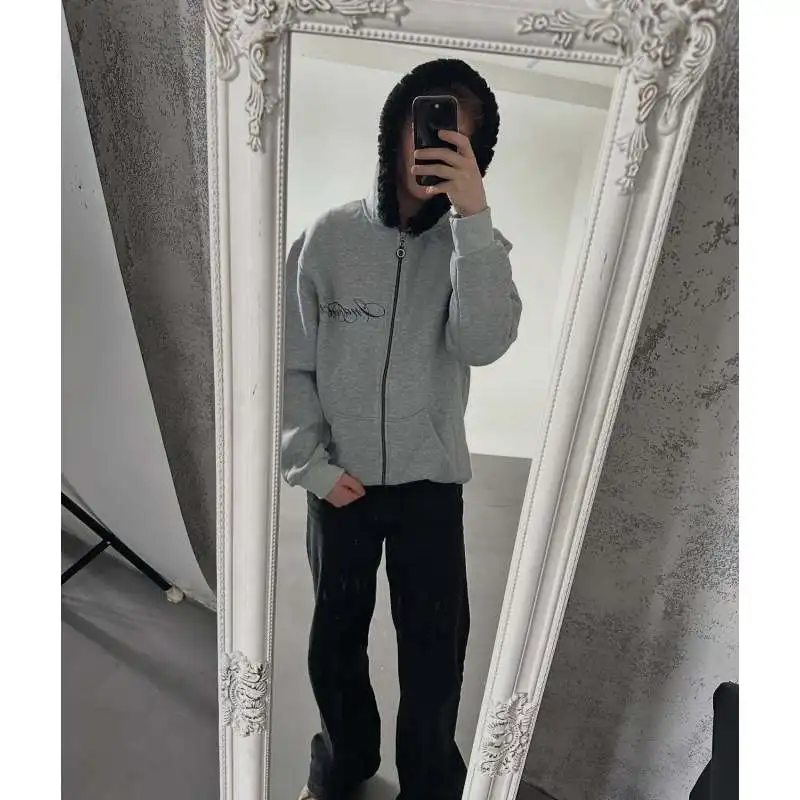 เสื้อฮู้ดแบบยูนิเซ็กซ์และชุดจ็อกเกอร์ทรงหลวมเข้าชุดกัน พร้อมเสื้อคลุมแขนยาวสไตล์ไฮสตรีท