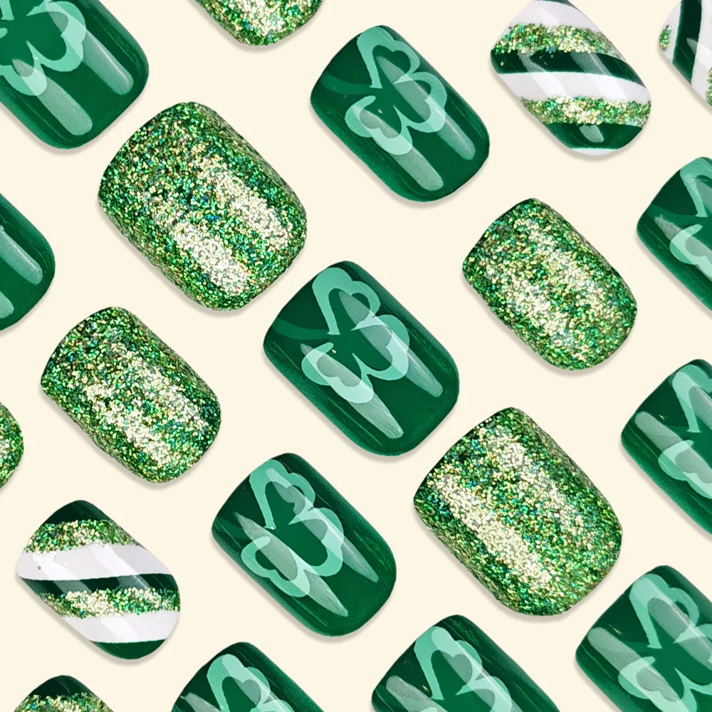 24 pièces à pression carrée courte sur les ongles-paillettes vertes avec des rayures vertes et blanches et conception de trèfle porte-bonheur