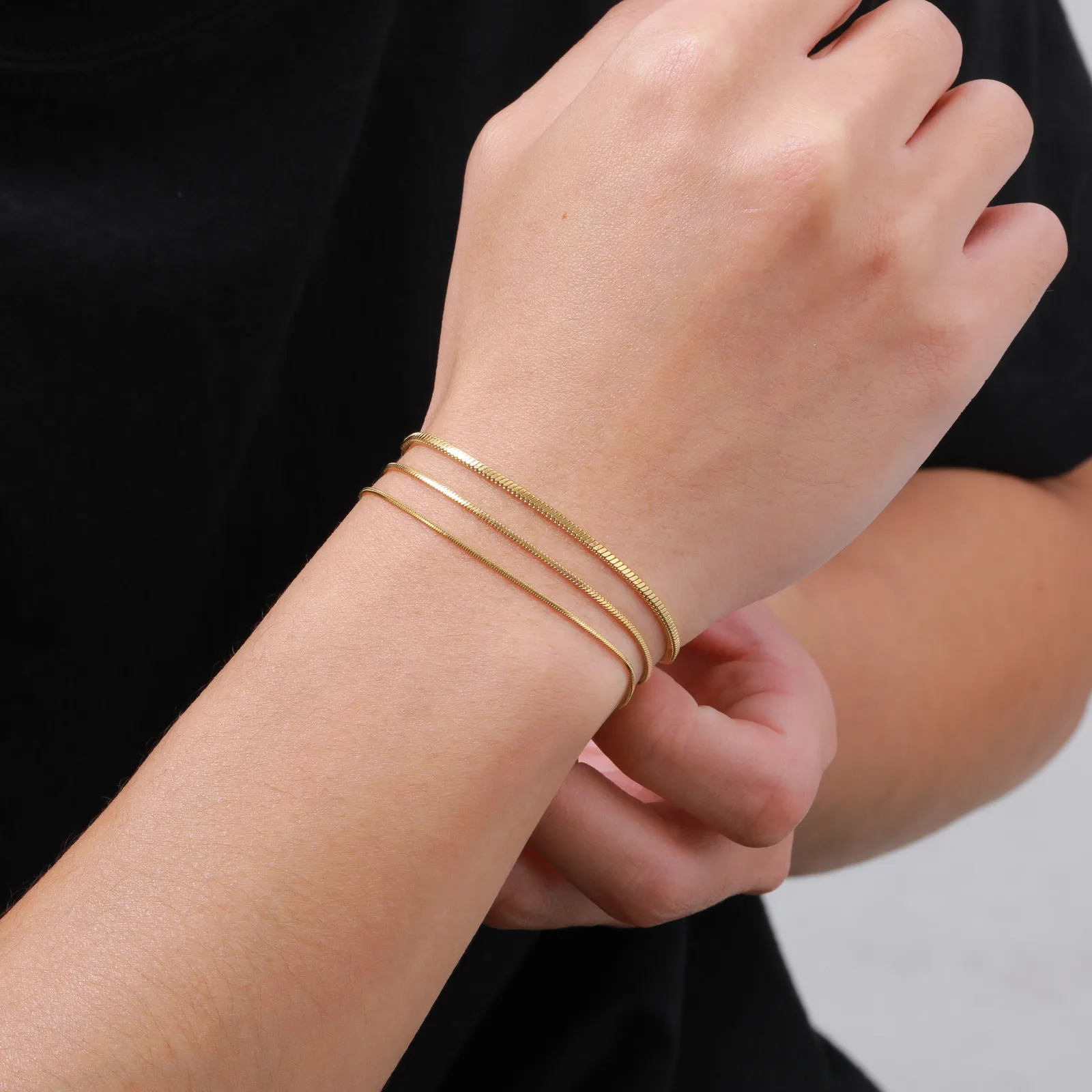 Dünnes Schlangenketten-Armband für Männer, Edelstahl in Gold- und Silberfarbe, Verstellbares Armband, Minimalistisches Schmuckgeschenk – Detail 5